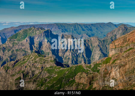 Bergpanorama, Blick vom Pico do Arieiro Richtung Hochebene Paul da Serra, Zentralgebirge, Madeira, Portugal Banque D'Images
