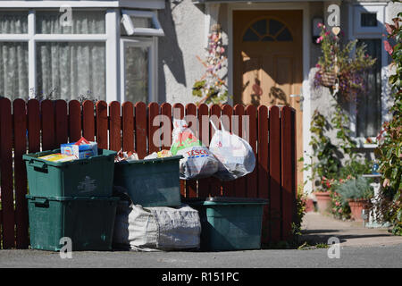 Vue générale de bacs de recyclage et de sacs de déchets à l'extérieur d'une maison sur une rue résidentielle dans Mochdre, Pays de Galles, en tant que conseil de Conwy introduire un régime de co Banque D'Images