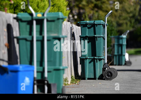 Vue générale de bacs de recyclage sur une rue résidentielle dans Mochdre, Pays de Galles, en tant que conseil de Conwy introduire un système pour recueillir des renseignements non recyclable des mé Banque D'Images