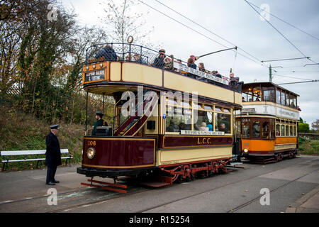 Vintage du sud-est de Londres et LCC Tramways de Glasgow sur la route à Crich Tramway Village, Derbyshire, Royaume-Uni Banque D'Images