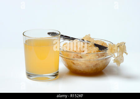 La choucroute en Sauerkrautsaft und Glas Banque D'Images