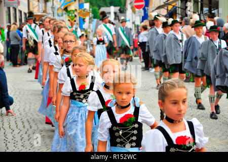 Les filles en costume traditionnel, parade de costumes traditionnels, Bavière, Allemagne, de Werdenfels Banque D'Images