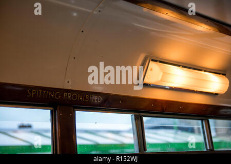 L'intérieur de Sheffields dernier tram qui est fièrement sur la route à Crich Tramway Village, Derbyshire, Royaume-Uni Banque D'Images