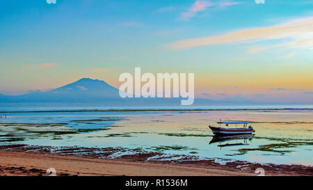 Lever tôt le matin sur le Mont Agung à partir de la plage de Sanur Bali Indonésie. Banque D'Images