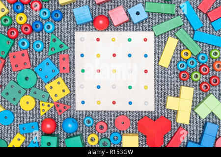 Détails d'un multi-couleur en bois enfants designer sur un tapis gris Banque D'Images