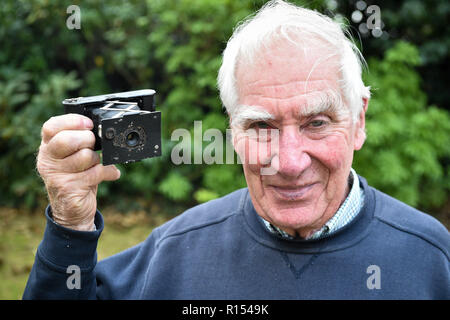 Tony Bennett détient ses pères de l'appareil photo Kodak Vest Pocket compact, également connu sous le nom de Kodak ou VPK « soldiers', appartenant au capitaine Robert Harley Egerton Bennett, qu'il a utilisé pour prendre des photos pendant son temps à Ypres, en Belgique, au cours de la Première Guerre mondiale. Banque D'Images