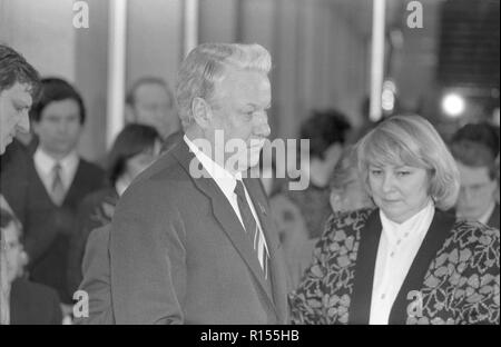 Moscou, URSS - 26 décembre 1990 : Le Président du Présidium du Soviet suprême de la RSFSR Boris Nikolaïevitch Eltsine avec son presse-secrétaire Valentina Alexeïevna Lantseva au 4e Congrès des députés du peuple de l'URSS Banque D'Images