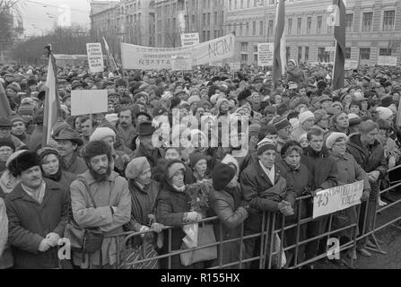 Moscou, URSS - 7 novembre 1990 : rallye organisé par l'Association de Moscou des électeurs, la Russie démocratique et mouvement de la plate-forme démocratique sans UCA. La plupart des slogans contre le régime soviétique. Banque D'Images