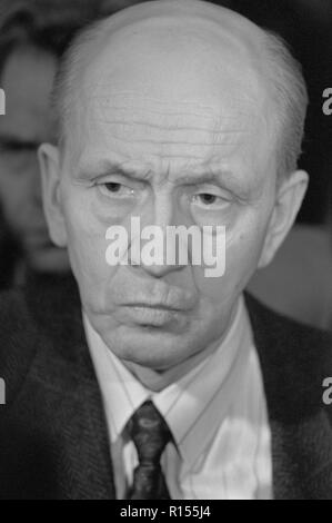 Moscou, URSS - 26 décembre 1990 : chercheur économiste russe et soviétique Stanislav Sergueïevitch Shatalin au 4e Congrès des députés du peuple de l'URSS Banque D'Images