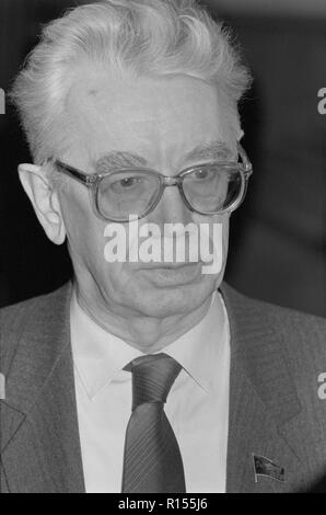 Moscou, URSS - 26 décembre 1990 : député du peuple de l'URSS Vadim Andreïevitch Medvedev au 4e Congrès des députés du peuple de l'URSS Banque D'Images