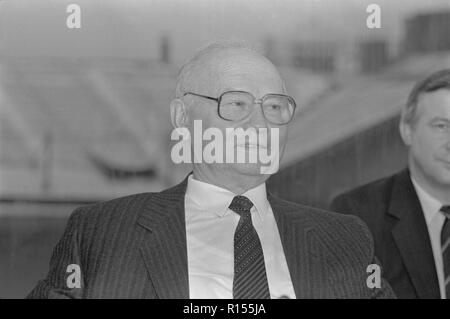 Moscou, URSS - 26 décembre 1990 : Président du Comité de sécurité de l'Etat (KGB) Vladimir Alexandrovich Kryuchkov donne une conférence de presse au 4e Congrès des députés du peuple de l'URSS Banque D'Images