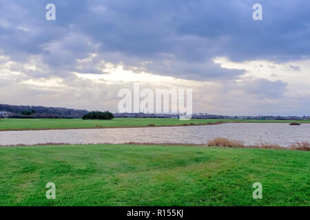 Utres Auchenharvie Lake et d'un practice de golf de la ville de Stevenston dans Ayrshire du nord de l'Écosse. Banque D'Images