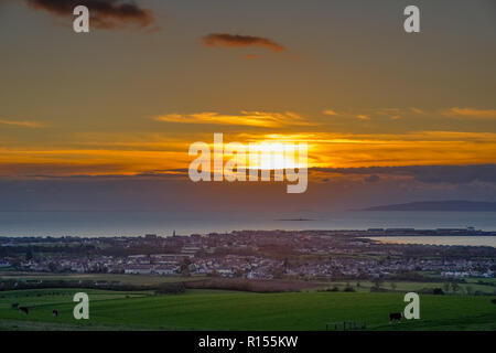 Coucher du soleil derrière Arran tout en surplombant la ville de Troon Ayrshire du sud de l'Écosse. Banque D'Images