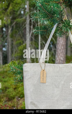 Sac shopping eco bio. Canvas tote bag en pin. Tag Eco textile. La forêt verte, la nature en arrière plan. Banque D'Images