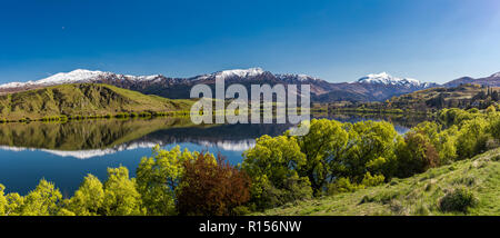 Lake Hayes reflétant les montagnes de neige, Coronet près de Queenstown, Nouvelle-Zélande Banque D'Images