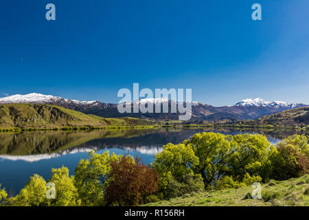 Lake Hayes reflétant les montagnes de neige, Coronet près de Queenstown, Nouvelle-Zélande Banque D'Images