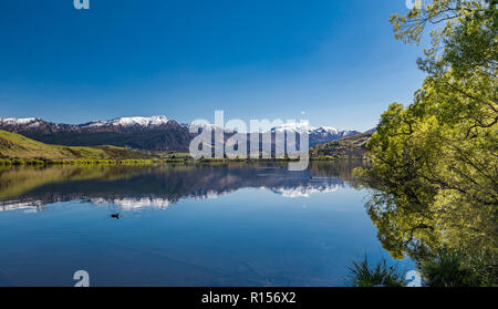 Lake Hayes reflétant les montagnes de neige, Coronet près de Queenstown, Nouvelle-Zélande Banque D'Images