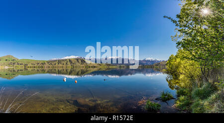 Lake Hayes reflétant les montagnes de neige, Coronet près de Queenstown, Nouvelle-Zélande Banque D'Images