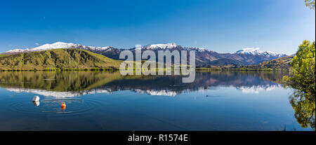 Lake Hayes reflétant les montagnes de neige, Coronet près de Queenstown, Nouvelle-Zélande Banque D'Images