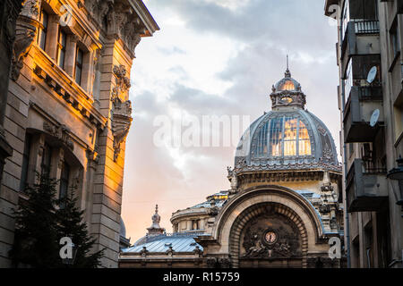 Bucarest, Roumanie - 25 septembre 2018 : le dôme du Palais des dépôts et les lots (CCE) dans la Palatul coucher du soleil Banque D'Images