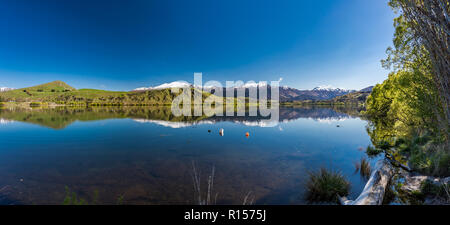 Lake Hayes reflétant les montagnes de neige, Coronet près de Queenstown, Nouvelle-Zélande Banque D'Images