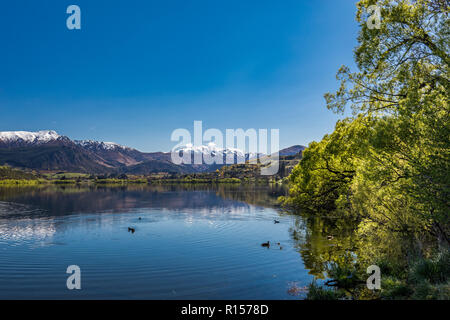 Lake Hayes reflétant les montagnes de neige, Coronet près de Queenstown, Nouvelle-Zélande Banque D'Images