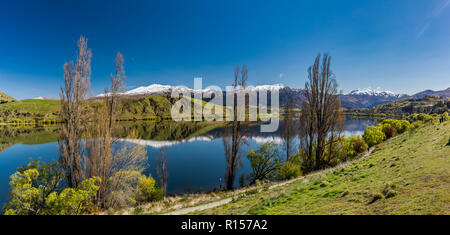 Lake Hayes reflétant les montagnes de neige, Coronet près de Queenstown, Nouvelle-Zélande Banque D'Images