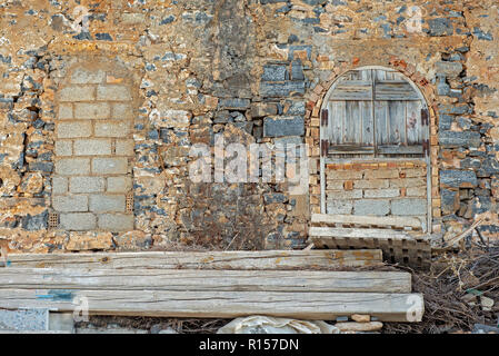 Grunge abandonnés bâtiment avec fenêtres placardées Banque D'Images