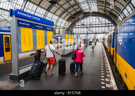 AMSTERDAM, Pays-Bas - 27 juillet : arrivée des voyageurs à la gare centrale le 27 juillet 2012 à Amsterdam, Pays-Bas. Chaque jour 250 000 passer par Amsterdam Banque D'Images