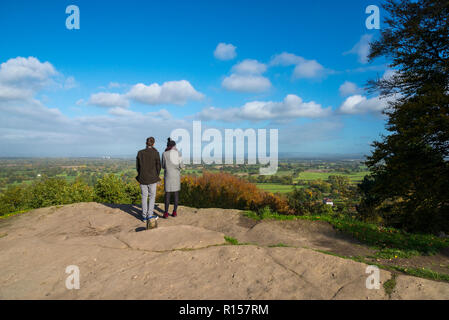 Jeune couple se leva regardant la campagne du Cheshire de Wilmslow, Cheshire, Angleterre. Banque D'Images