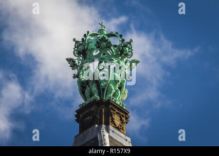 AMSTERDAM, Pays-Bas - le 7 septembre 2018 : décorations sur le toit du palais royal Banque D'Images