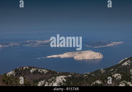 Le nord de la côte dalmate de la montagne du Velebit, regardant l'île de Rab, Croatie. Banque D'Images