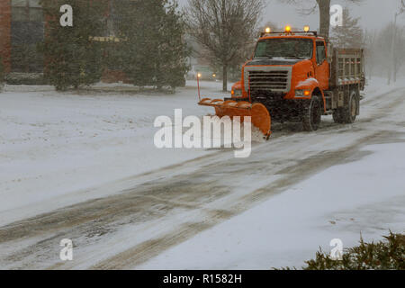 Frayer la voie de la rue de la neige durant tempête de neige Banque D'Images