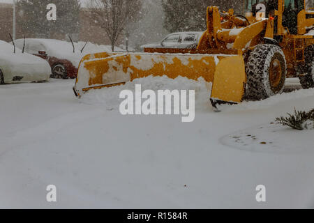 Machine chargeur sur roues de la dépose de la neige en hiver Banque D'Images