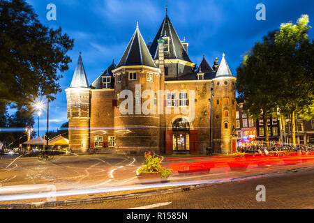 AMSTERDAM, Pays-Bas - le 7 septembre 2018 : Amsterdam : célèbre "Waag' porte de la ville la nuit. Banque D'Images