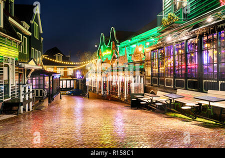 Le centre-ville de Volendam est décorée avec des illuminations de Noël et du Nouvel An dans la soirée. Pré-Noël déserte rue de la vieille ville sur un hiver Banque D'Images