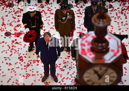 L'étage de l'immeuble de la Lloyd's est couvert de coquelicots après qu'ils ont été abandonnés par l'atrium au cours de la Lloyd's de Londres commémoration de l'Armistice. Banque D'Images