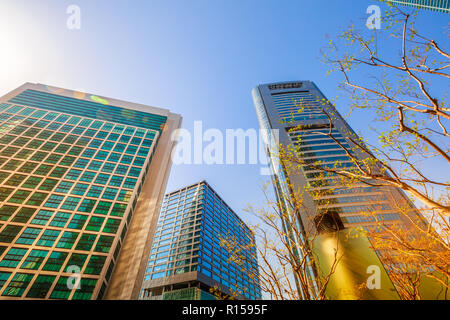 Tokyo, Japon - 20 Avril 2017 : Quartier gratte-ciel Japon Shimbashi avec Nittele Tower, la Nippon Television AC dans le quartier de Shimbashi. Banque D'Images