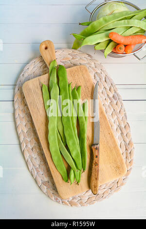 Haricots verts allongé sur un bac Banque D'Images