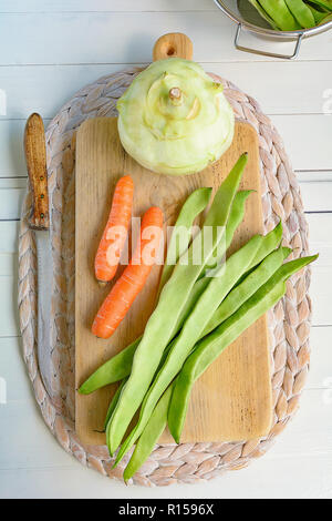 Les haricots et les carottes se trouvant sur un plateau Banque D'Images