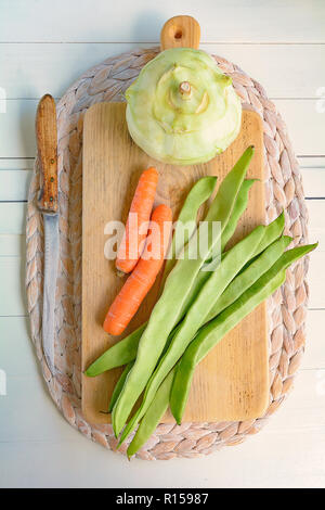 Les haricots et les carottes se trouvant sur un plateau Banque D'Images
