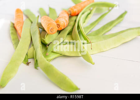 Les haricots et les carottes se trouvant sur un plateau Banque D'Images