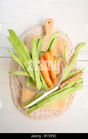 Les haricots et les carottes se trouvant sur un plateau Banque D'Images