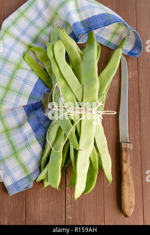 Haricots verts allongé sur un bac Banque D'Images