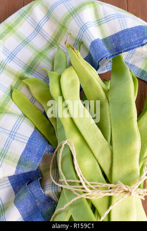 Haricots verts allongé sur un bac Banque D'Images