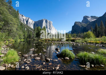 El Capitan à partir de la vue sur la vallée de la rivière Merced, Yosemite National Park, Californie Banque D'Images