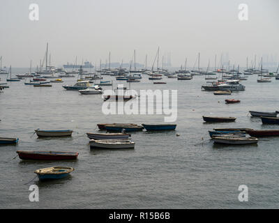 Bateaux en mer d'Oman vu à partir de la porte de l'Inde, Apollo Bandar, Colaba, Mumbai, Maharashtra, Inde Banque D'Images