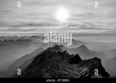 À 2 501,9 mètres au-dessus du niveau de la mer, Säntis est la plus haute montagne dans le massif de l'Alpstein du nord-est de la Suisse. Banque D'Images