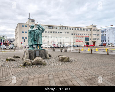 Statues sur une rue dans le Vieux Port, le centre-ville de Reykjavik, Islande Banque D'Images