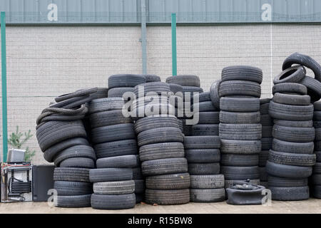 Pneus auto recyclage empilés environnement composé de caoutchouc utilisé vieux black Banque D'Images